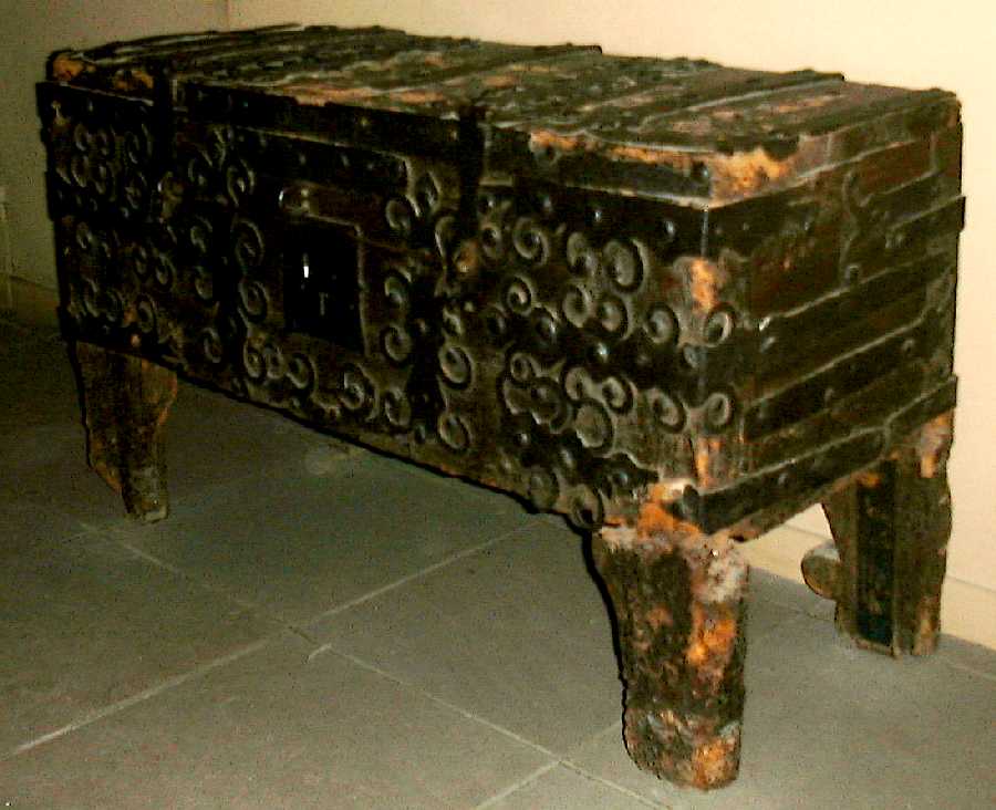 Chests and Trunks in the Middle Ages and Renaissance