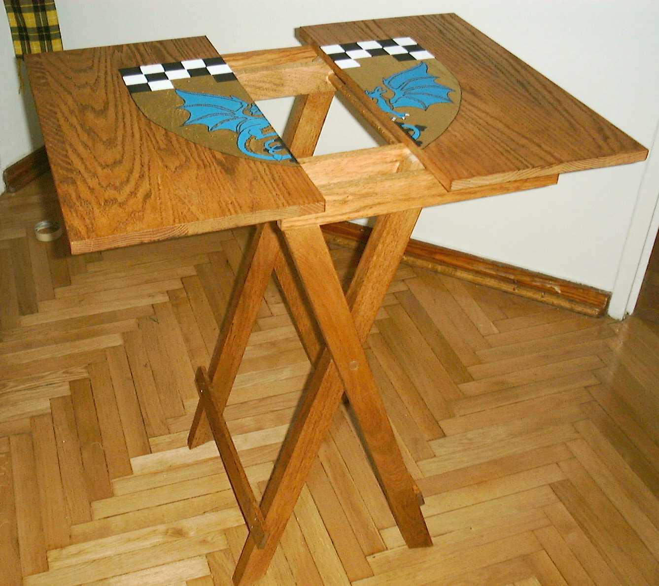 The table, spread apart showing the table top rests.